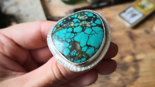 Turquoise : Origine, Signification, Bienfaits et Idées pour la Porter