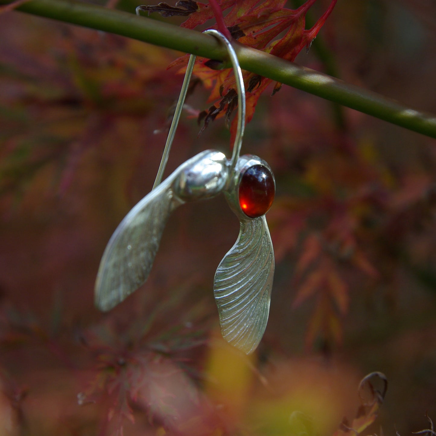 Acer, boucles d'oreilles en argent et grenat, feuilles de sycomore