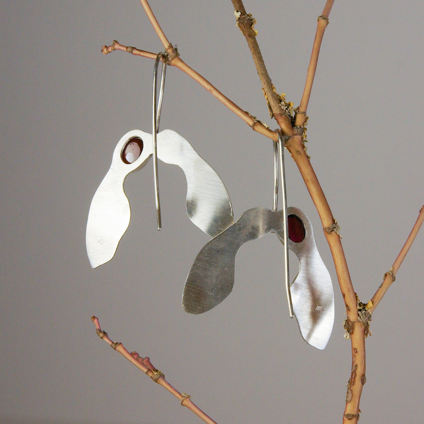 Acer, boucles d'oreilles en argent et grenat, feuilles de sycomore