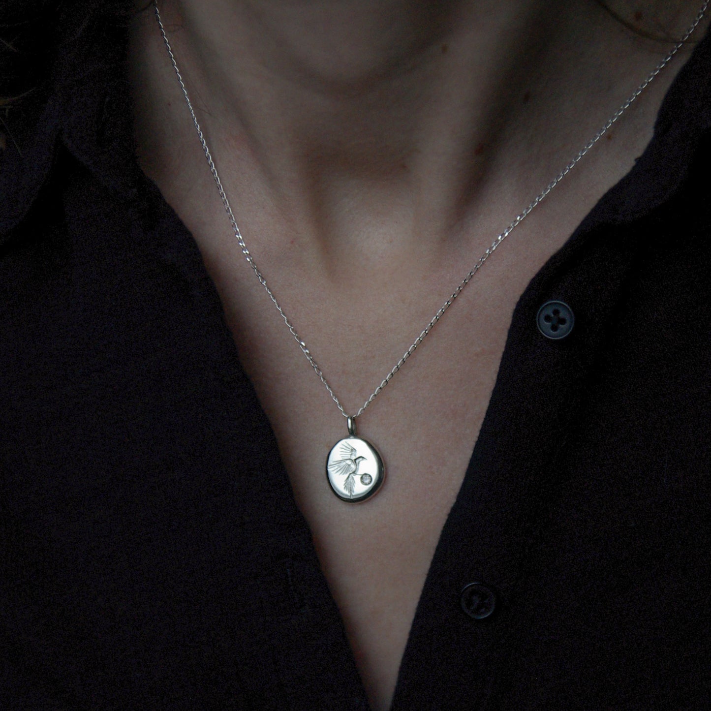 Amulette pie, pendentif gravé en argent 925 et diamant (sur commande)