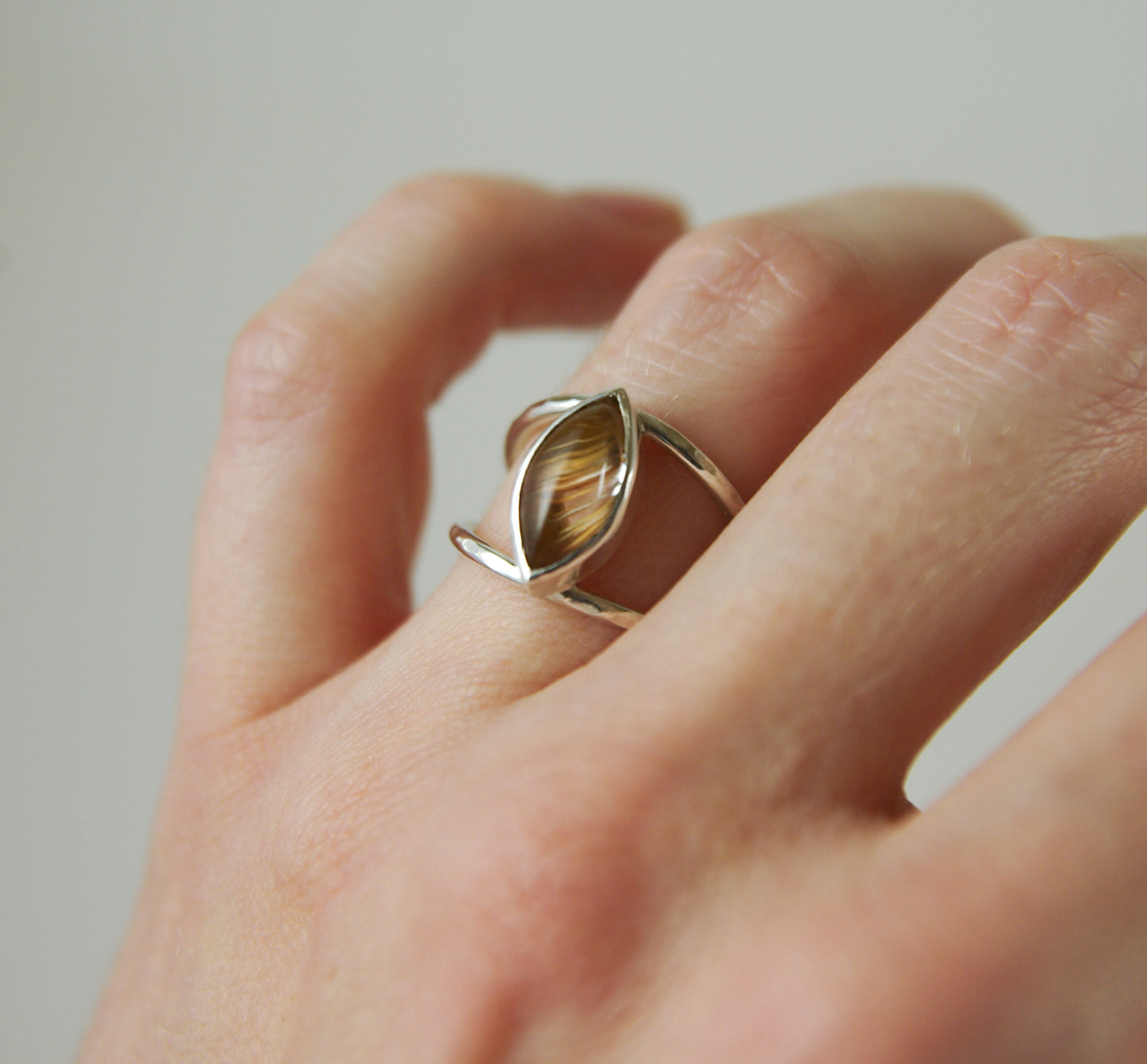 Demeter, bague en argent 925 et quartz rutilé 51FR