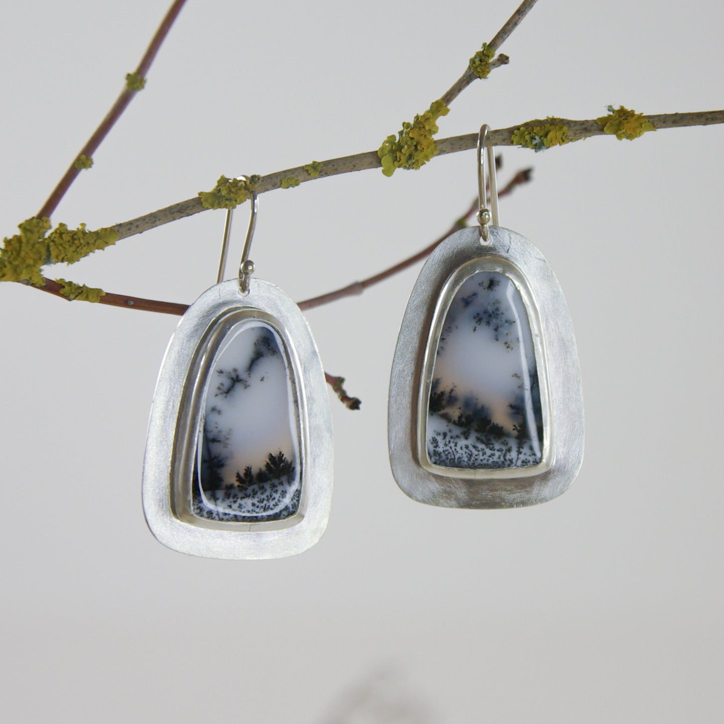Chioné, boucles d'oreilles en argent et opale dendritique forme arche