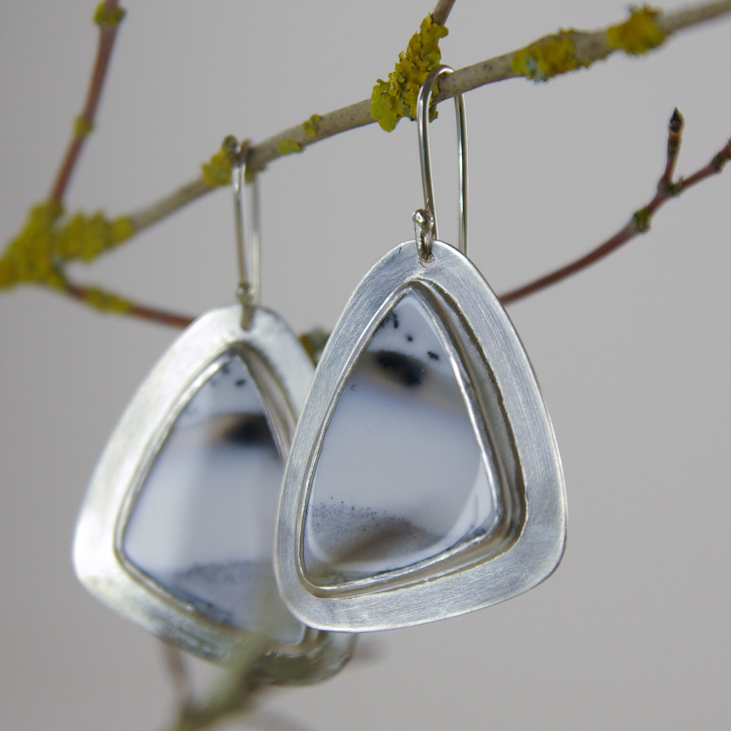 Chioné, boucles d'oreilles en argent et opale dendritique forme triangle
