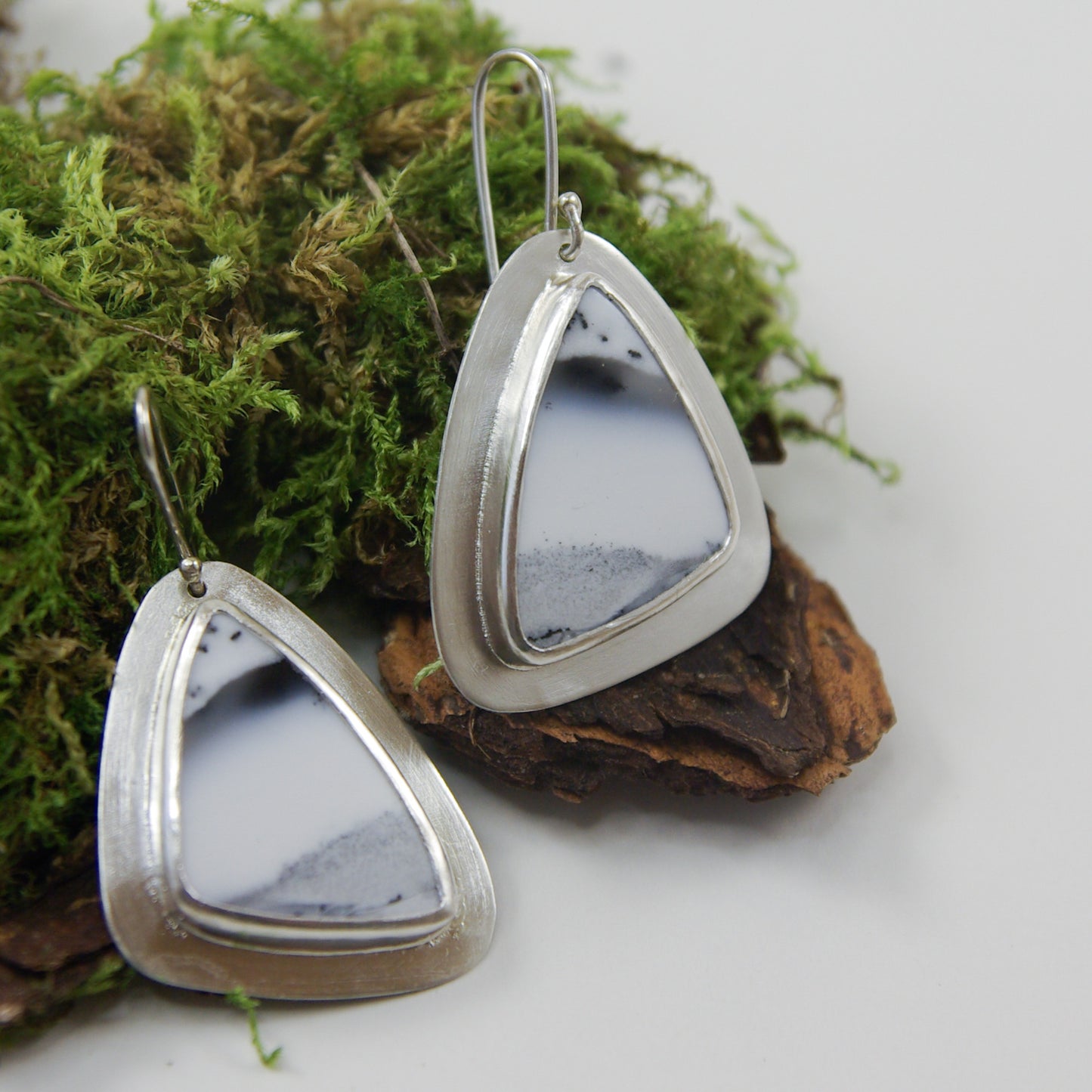 Chioné, boucles d'oreilles en argent et opale dendritique forme triangle