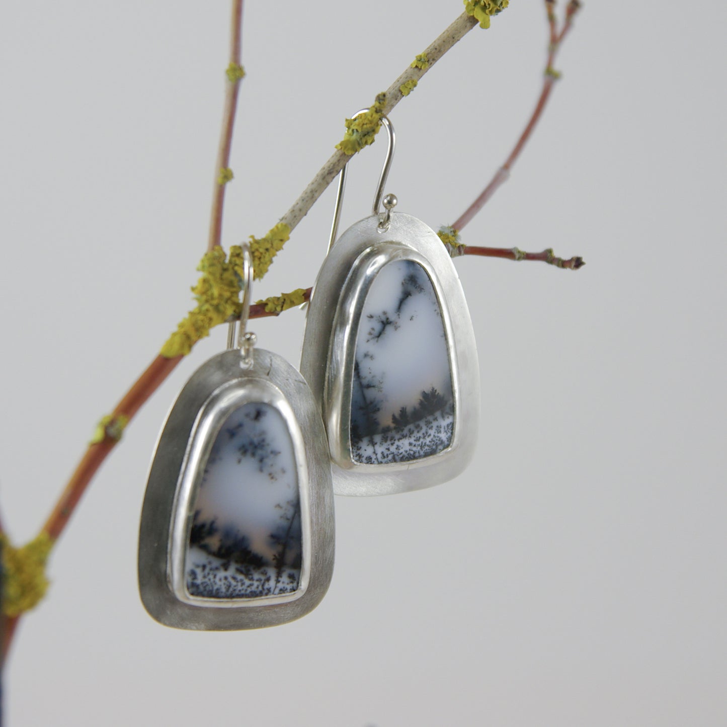 Chioné, boucles d'oreilles en argent et opale dendritique forme arche