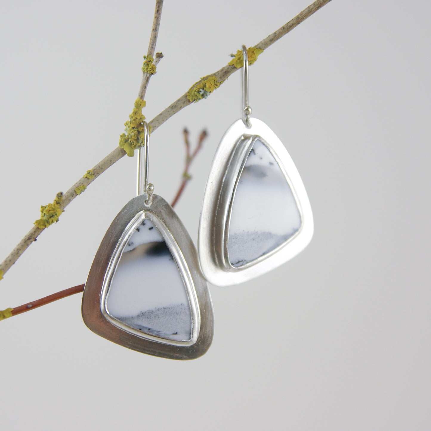 Chioné, boucles d'oreilles en argent et opale dendritique forme triangle