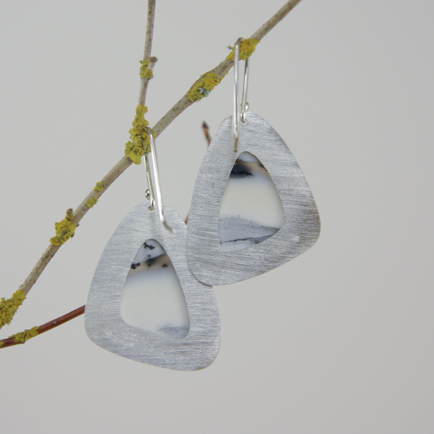 Chioné, boucles d'oreilles en argent et opale dendritique forme triangle