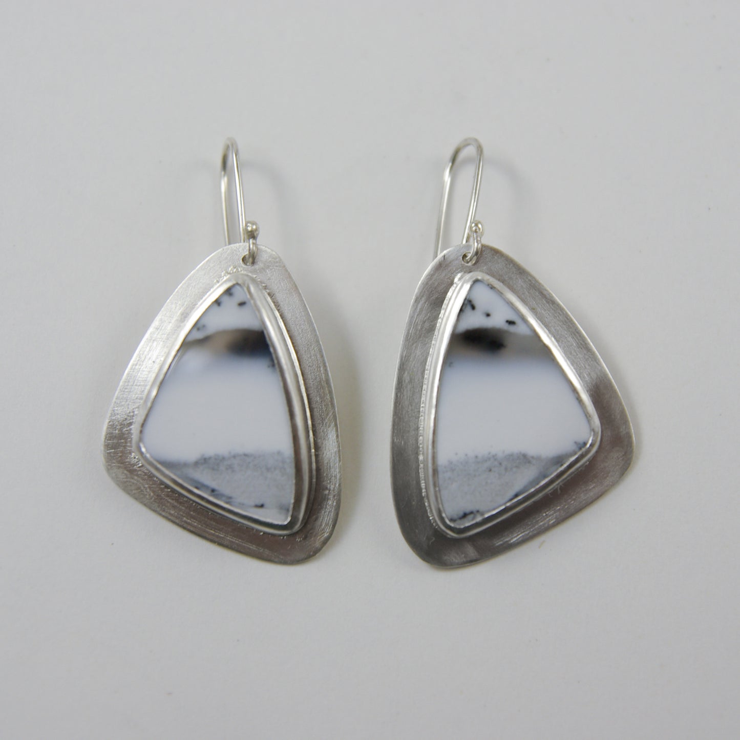 Chioné, boucles d'oreilles en argent et opale dendritique forme triangle