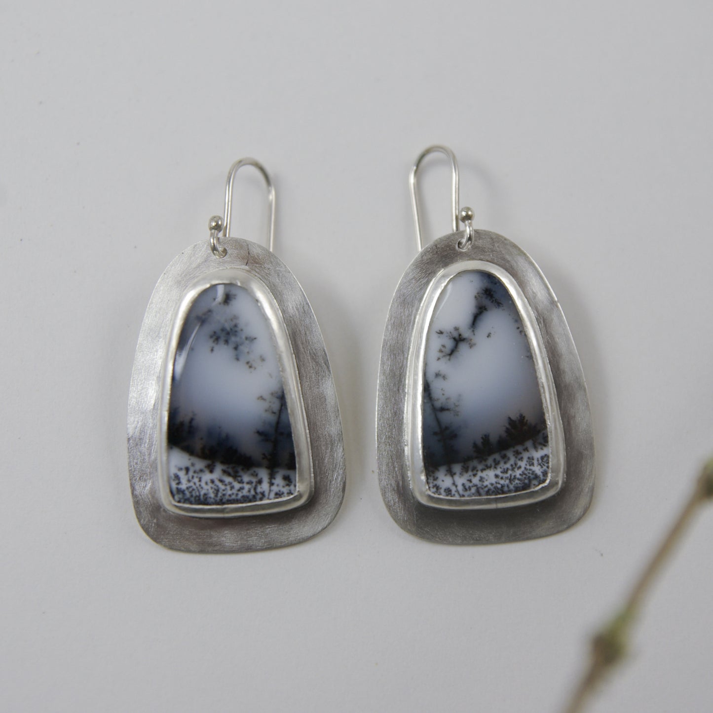 Chioné, boucles d'oreilles en argent et opale dendritique forme arche