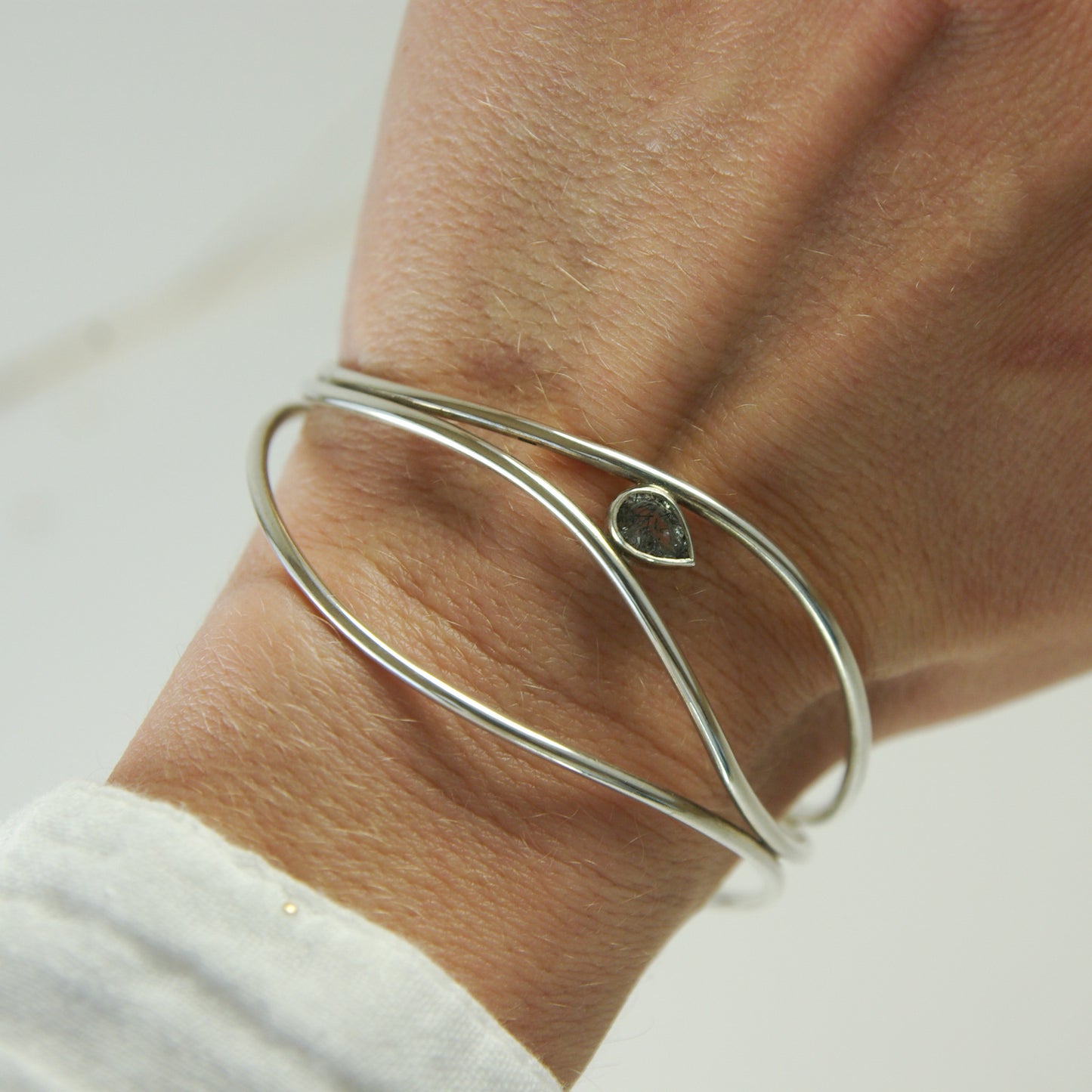 Moires, bracelet en argent 3 anneaux et quartz rutilé
