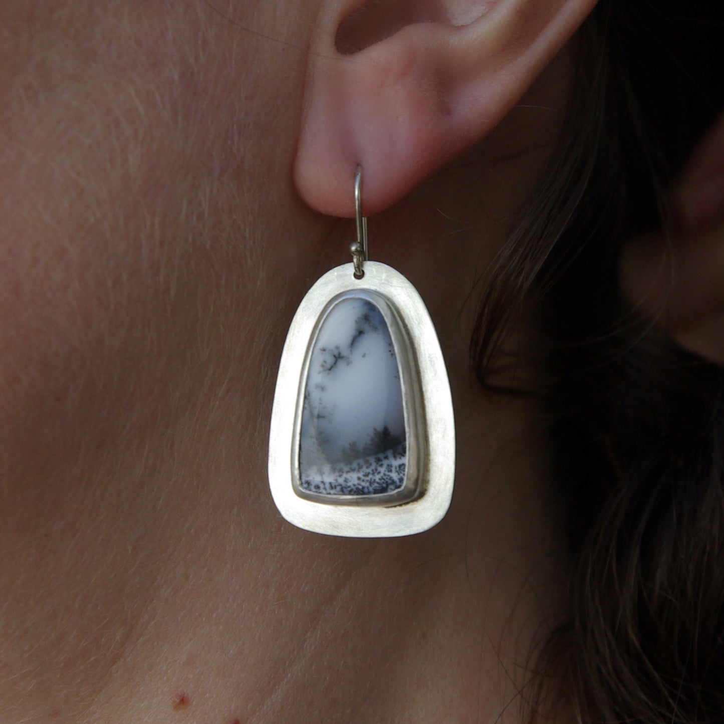 Chioné, boucles d'oreilles en argent et opale dendritique forme arche