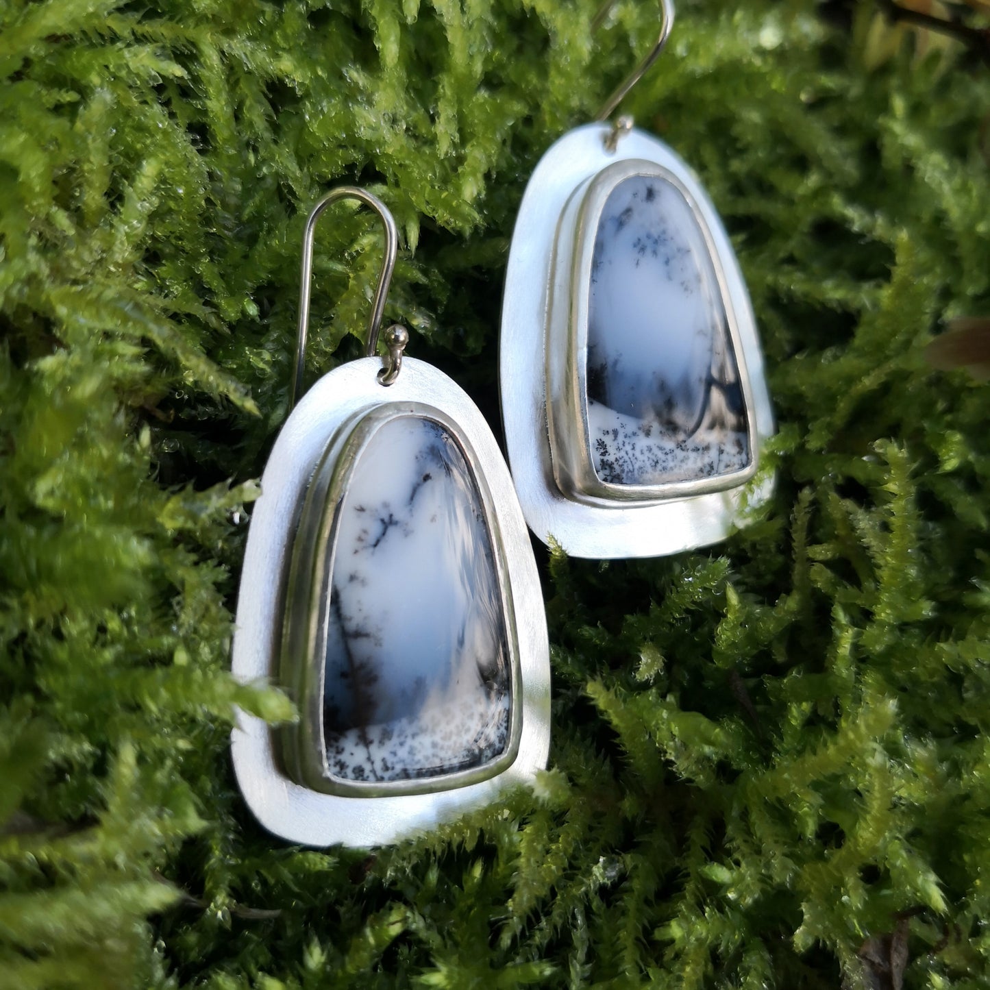 Chioné, boucles d'oreilles en argent et opale dendritique forme arche