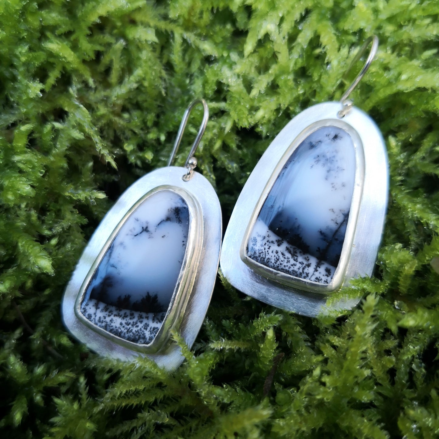 Chioné, boucles d'oreilles en argent et opale dendritique forme arche