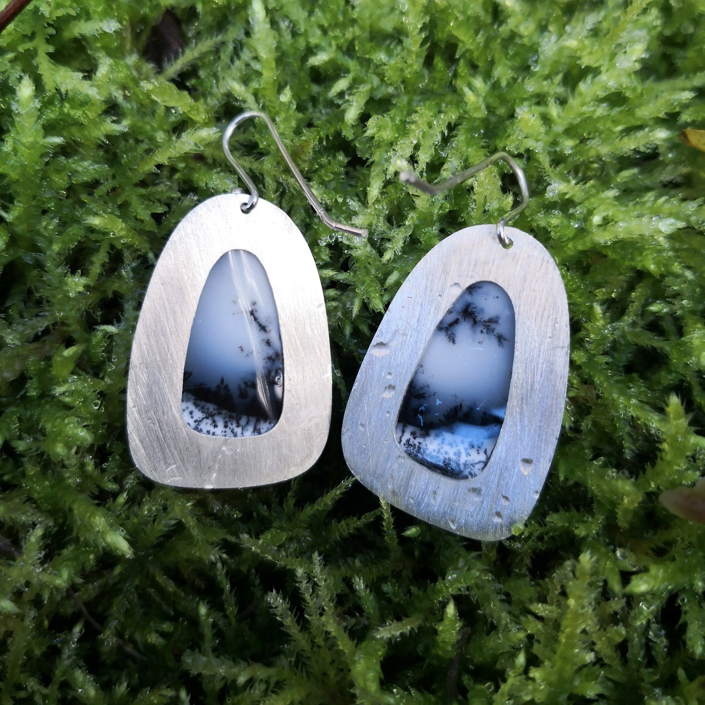 Chioné, boucles d'oreilles en argent et opale dendritique forme arche