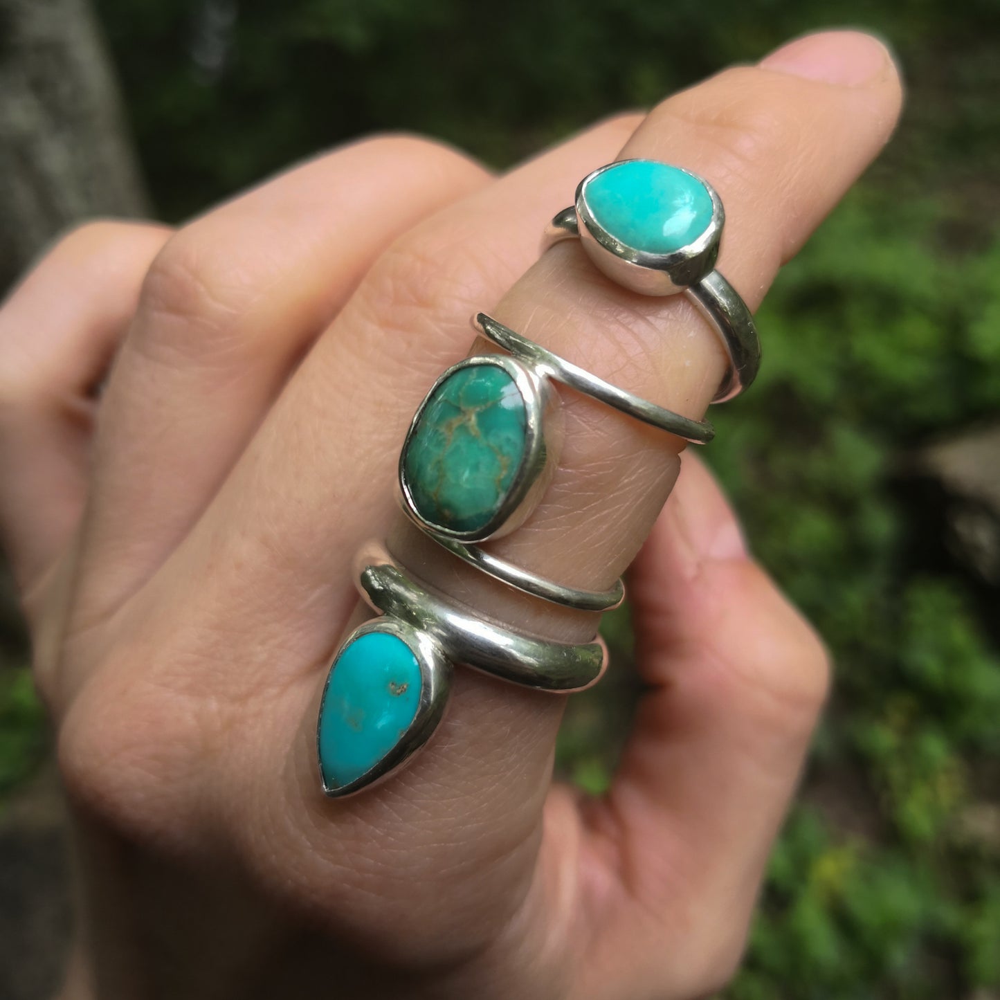 Bague argent 925 double anneau turquoise verte portée avec d'autres turquoises - Judith Collet bijouterie