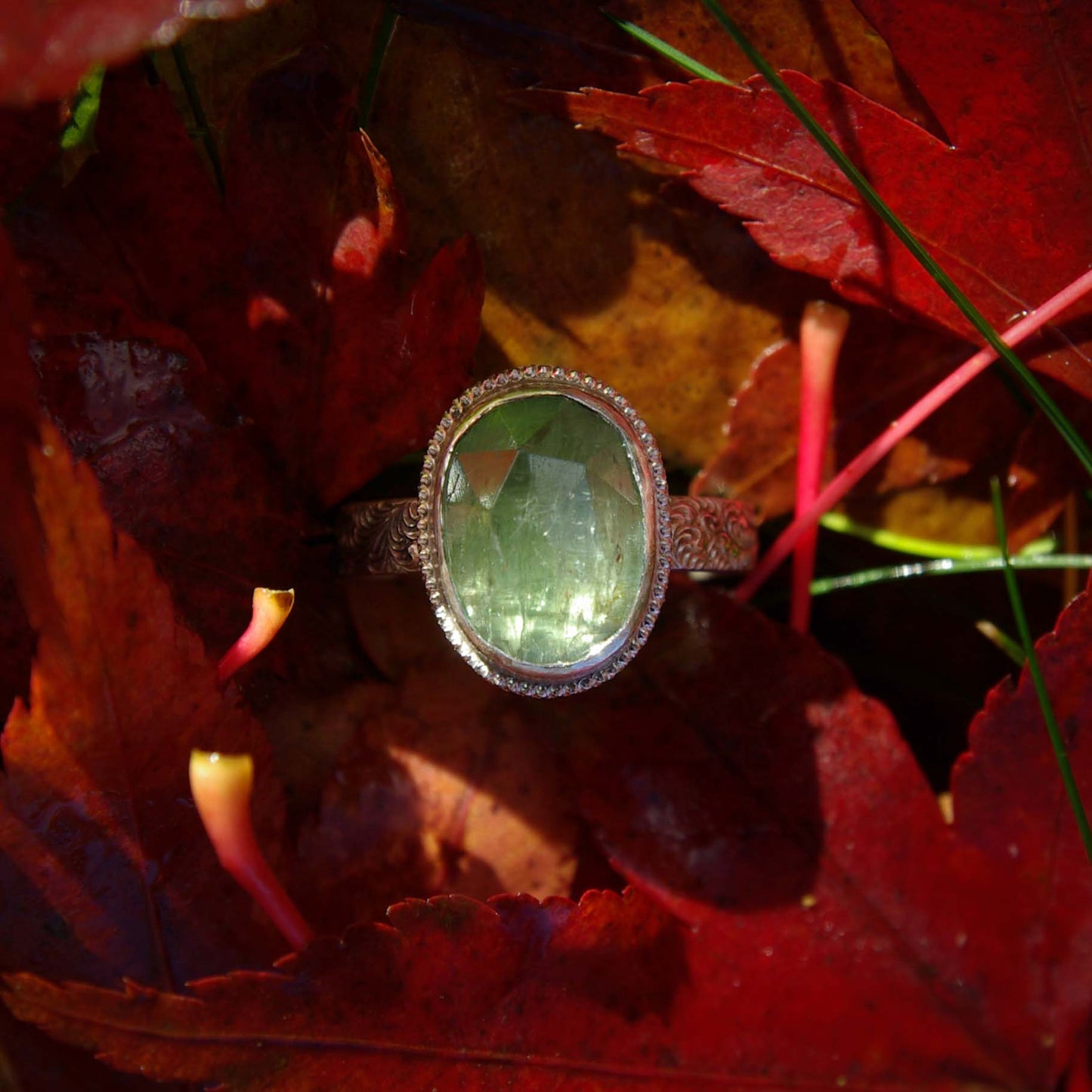 Collection Eden, bague en argent, perlée avec cyanite verte taille rose, sur commande