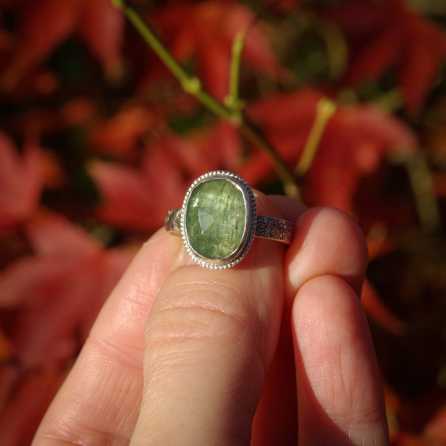 Collection Eden, bague en argent, perlée avec cyanite verte taille rose, sur commande