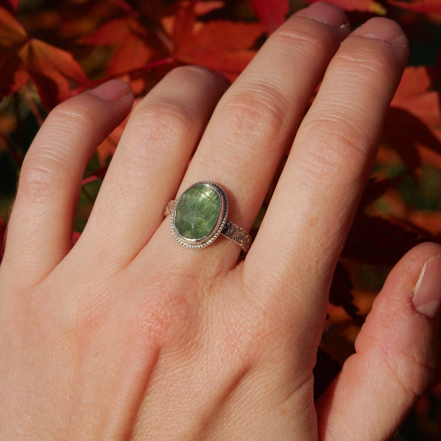 Collection Eden, bague en argent, perlée avec cyanite verte taille rose, sur commande