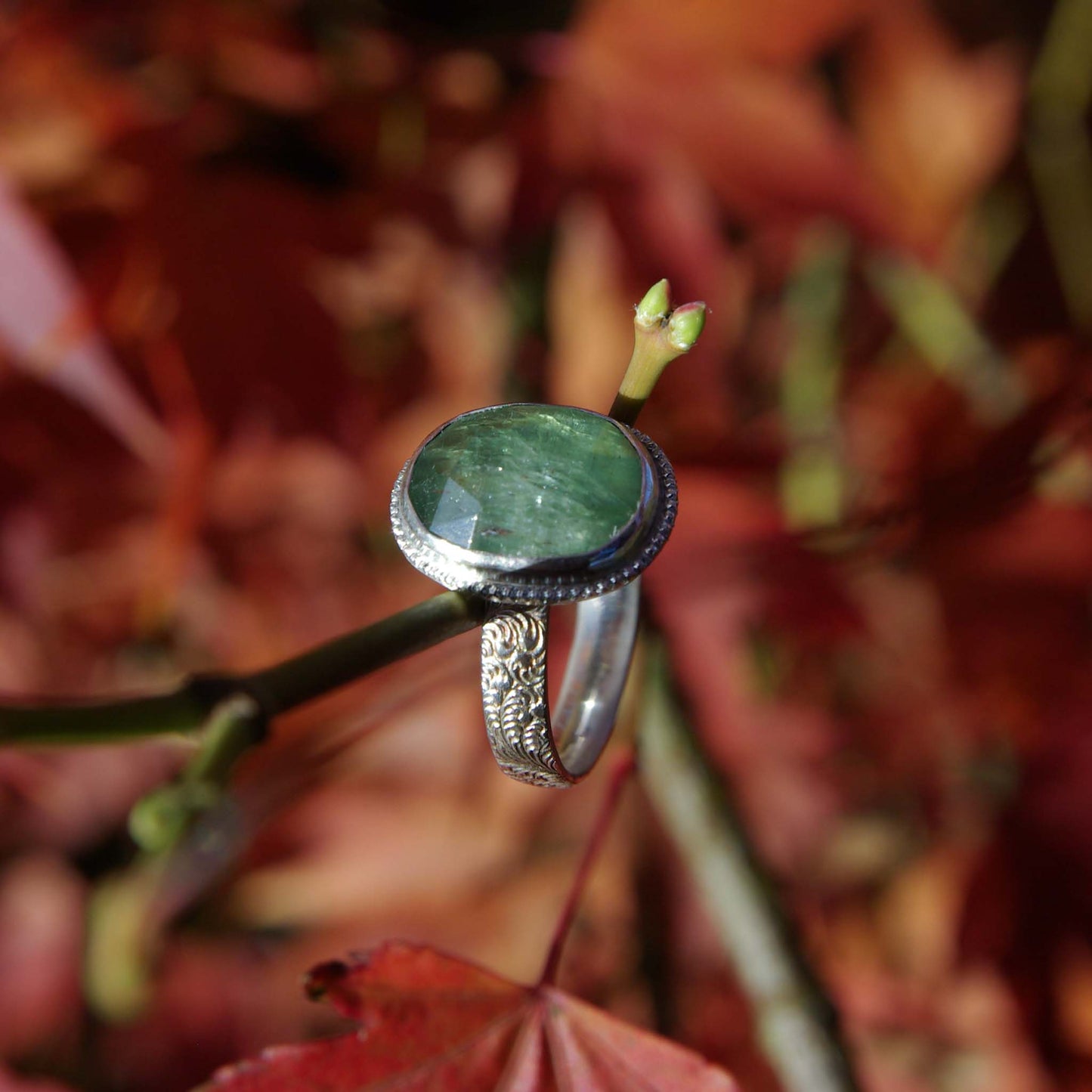 Collection Eden, bague en argent, perlée avec cyanite verte taille rose, sur commande