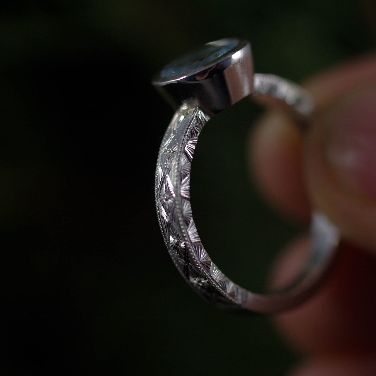 Bague en argent gravée avec topaze ronde 56 1/2 FR