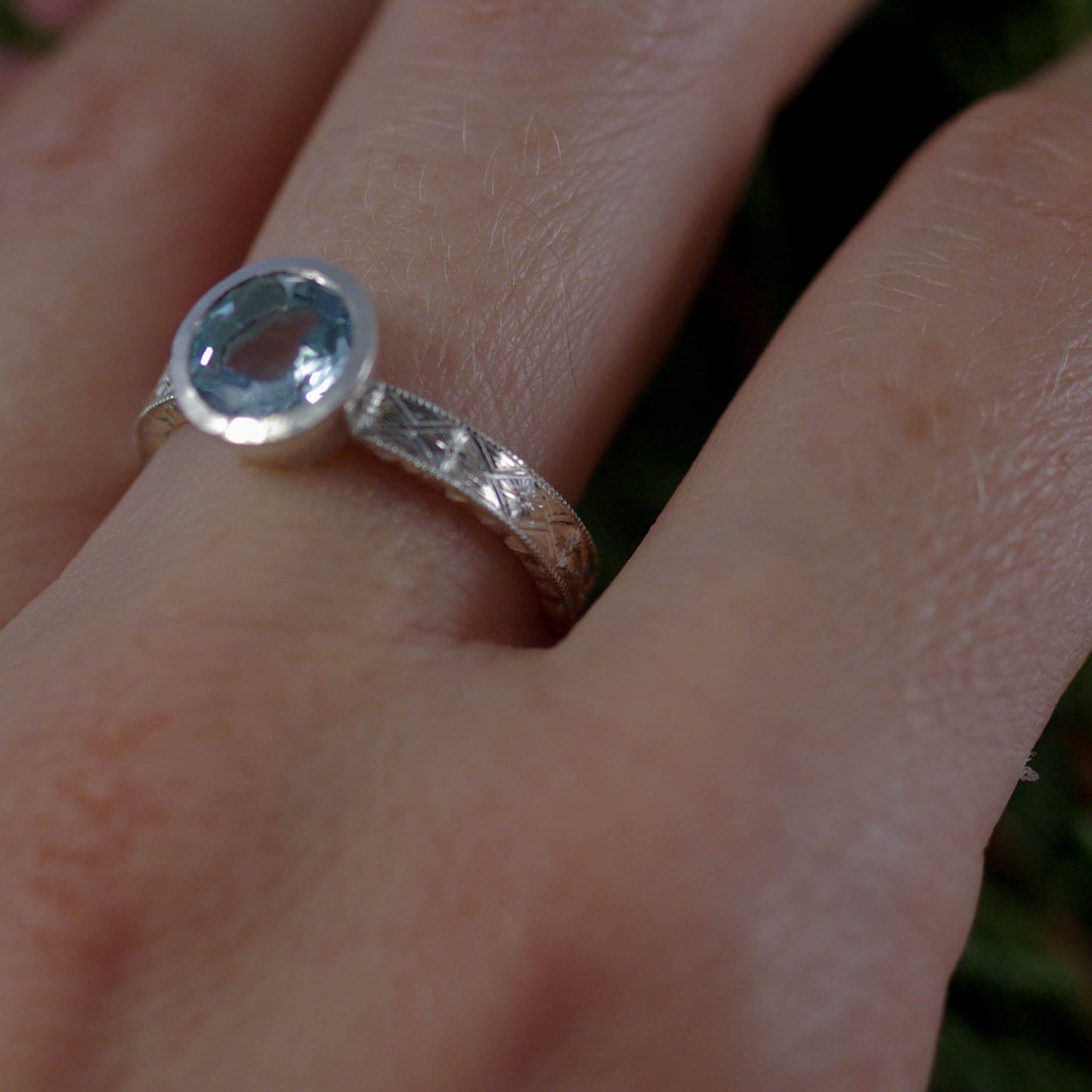 Bague argent 925 gravée topaze bleue portée - Judith Collet bijouterie