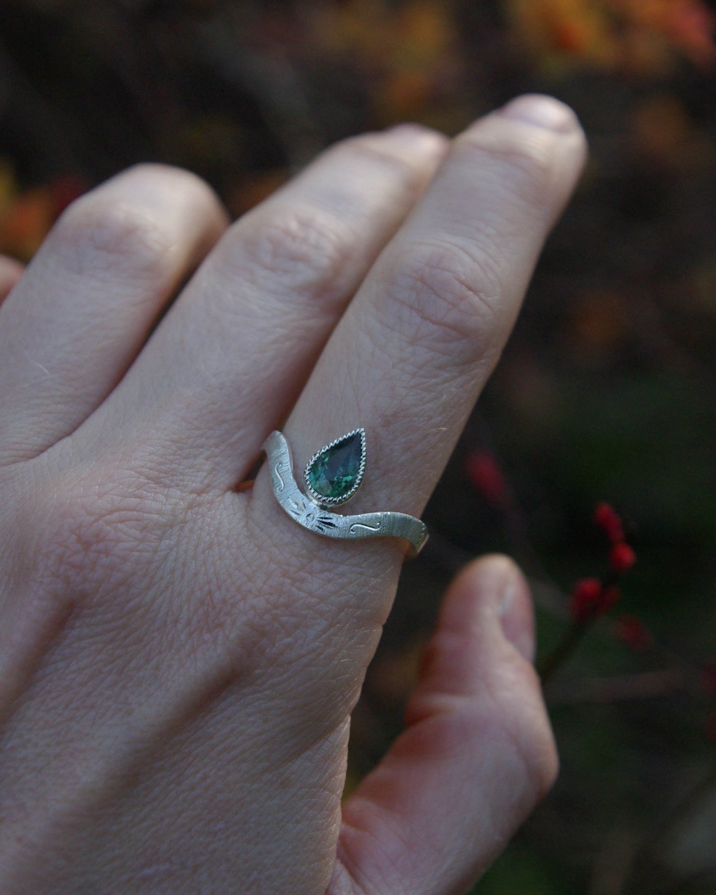 Bague Gravée en Argent et Tourmaline verte forme poire contour perlé – 59FR