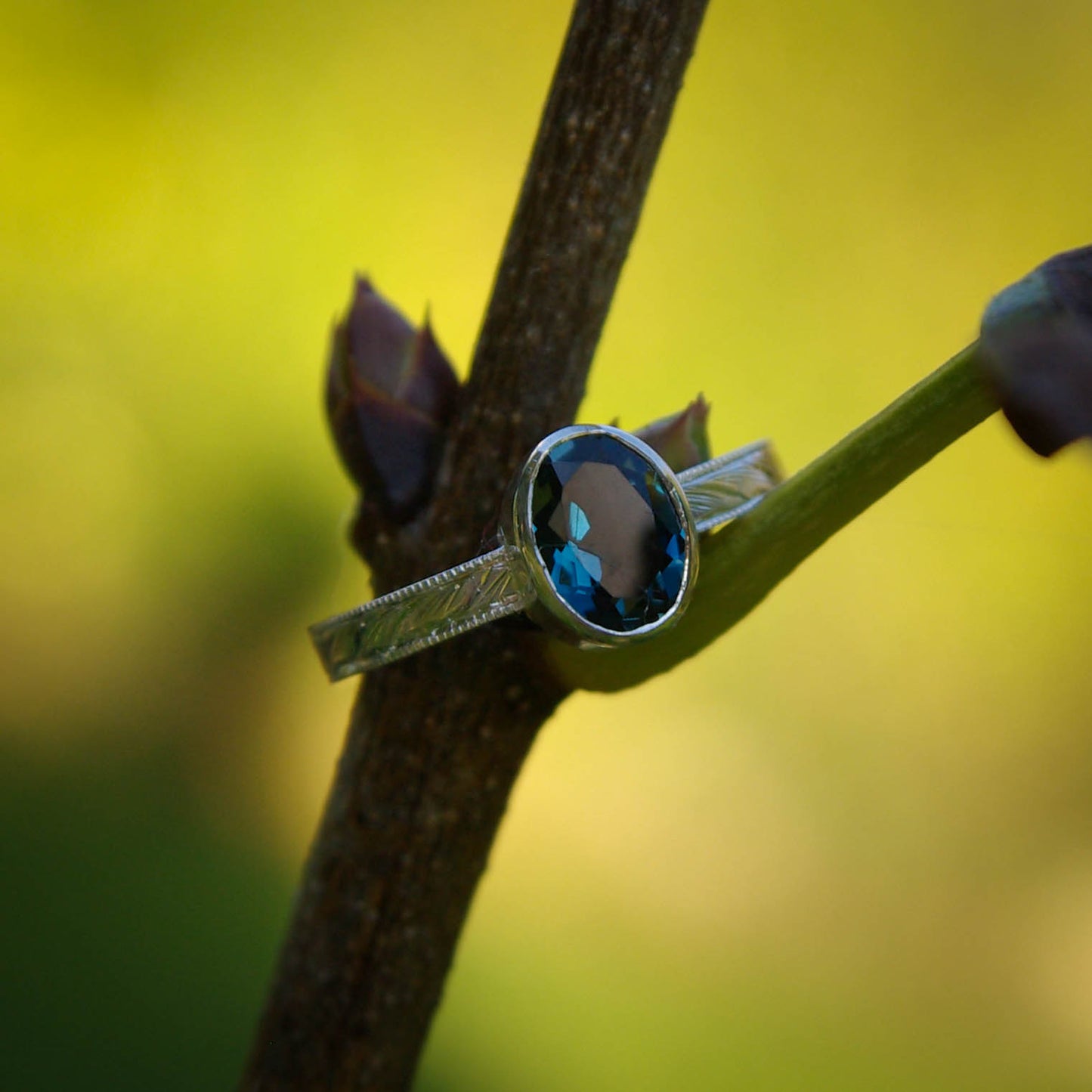 Bague argent 925 gravée topaze bleue Londres bijouterie artisanale - Judith Collet