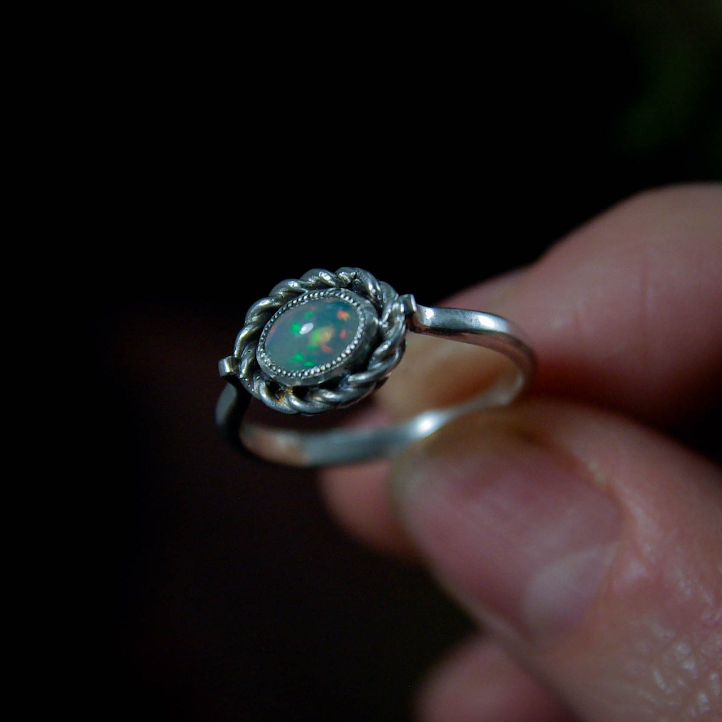 Bague en Argent Opale Torsadée 55FR - Position horizontale