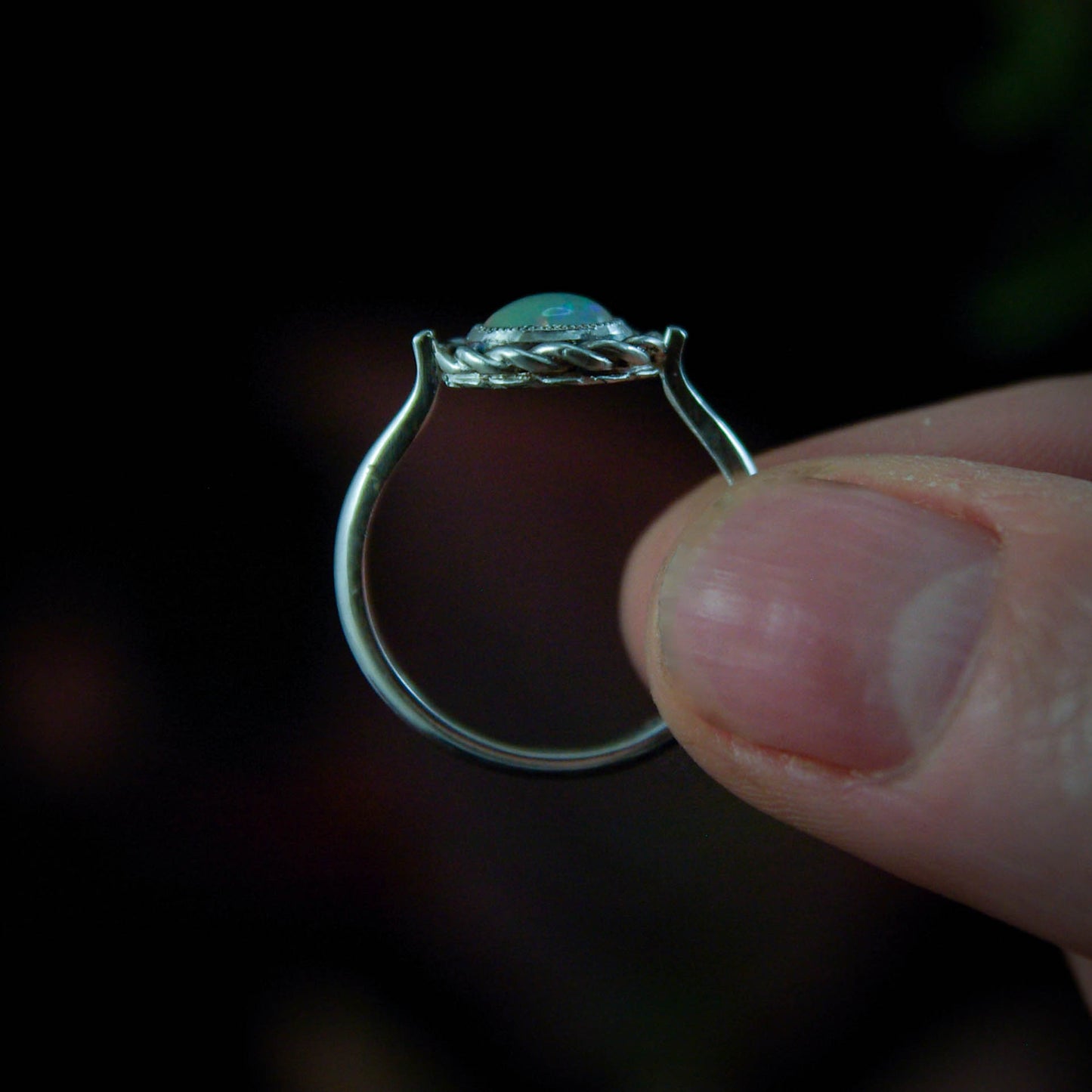 Bague en Argent Opale Torsadée 55FR - Position horizontale