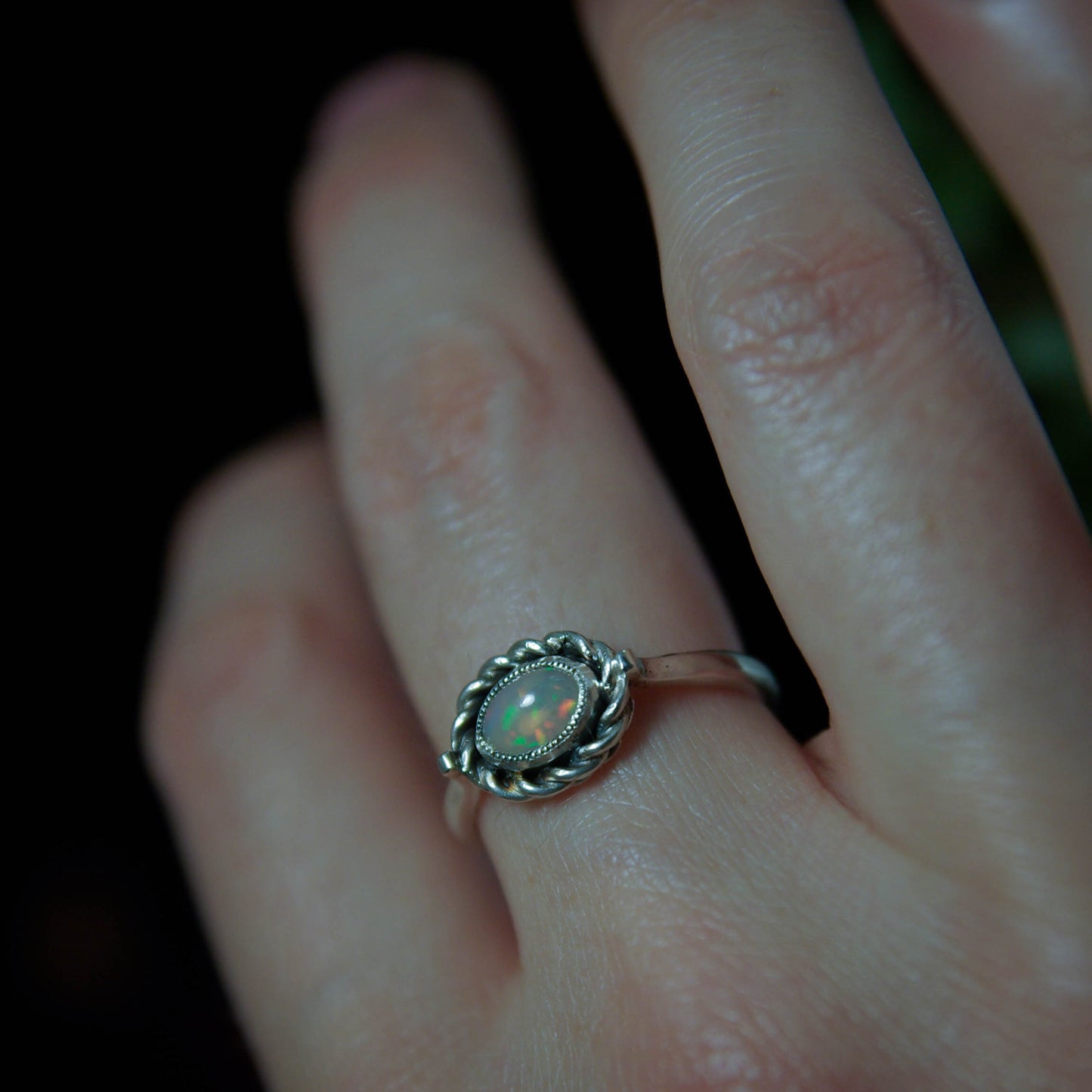 Bague en Argent Opale Torsadée 55FR - Position horizontale