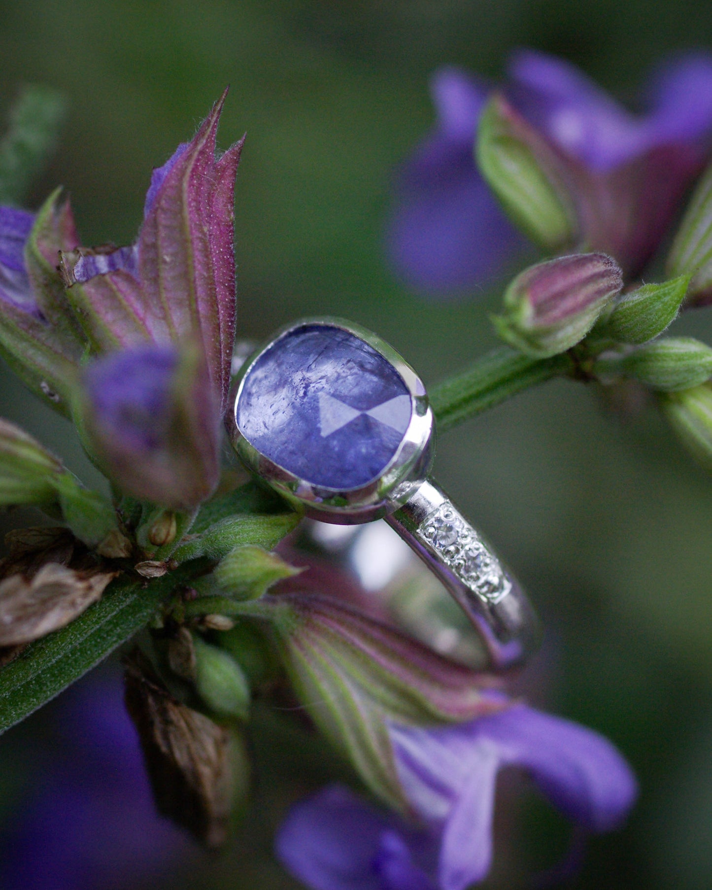 Bague tanzanite asymétrique & zirconiums 54FR – mini-collection Violet