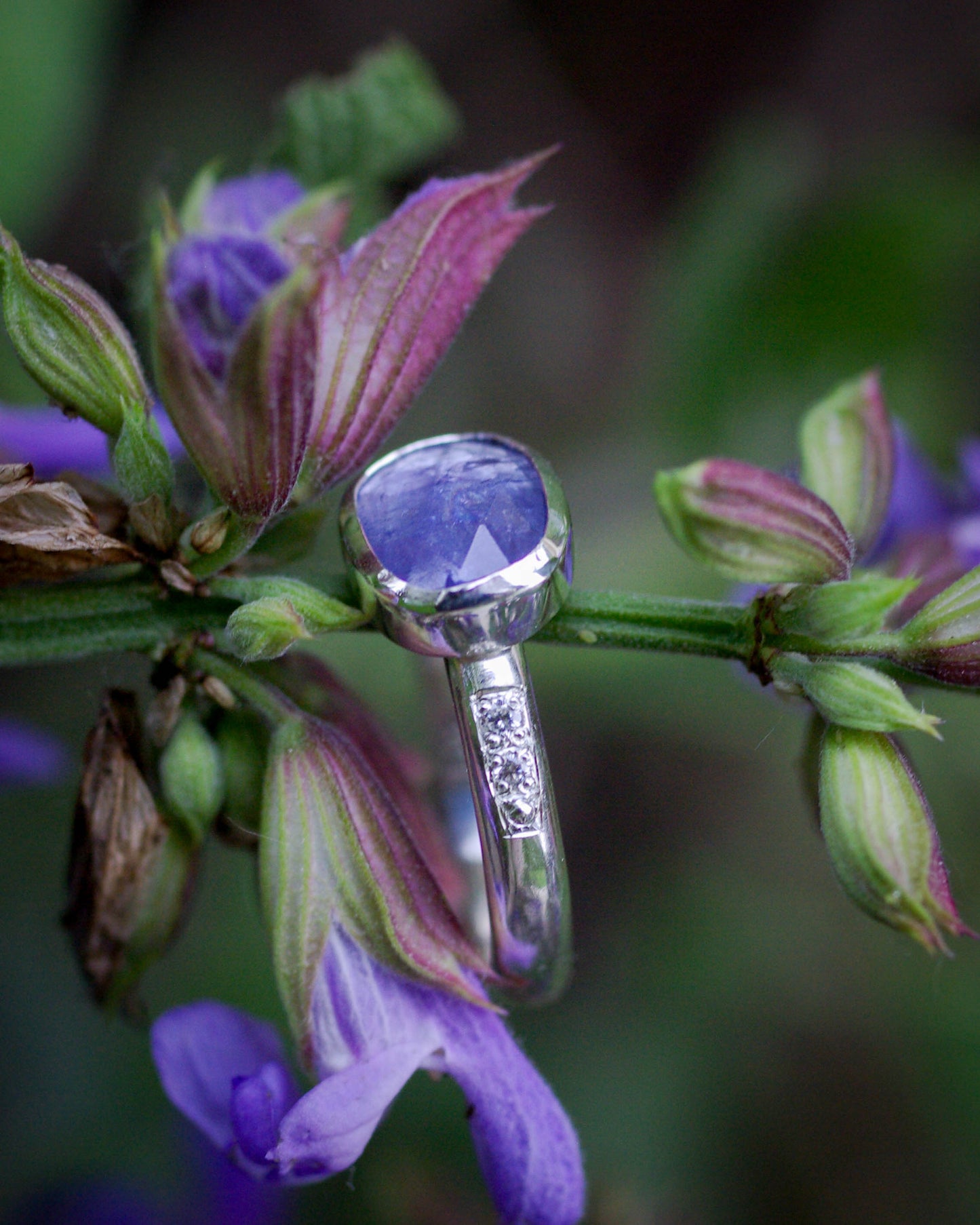 Bague tanzanite asymétrique & zirconiums 54FR – mini-collection Violet