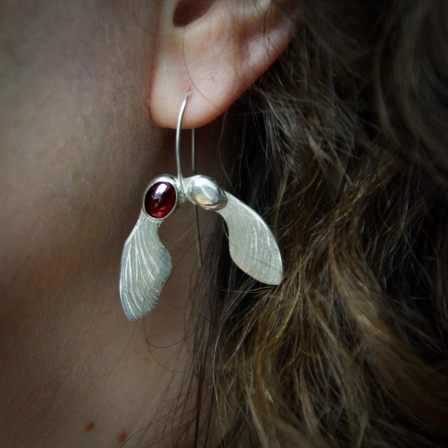 Acer, boucles d'oreilles en argent et grenat, feuilles de sycomore