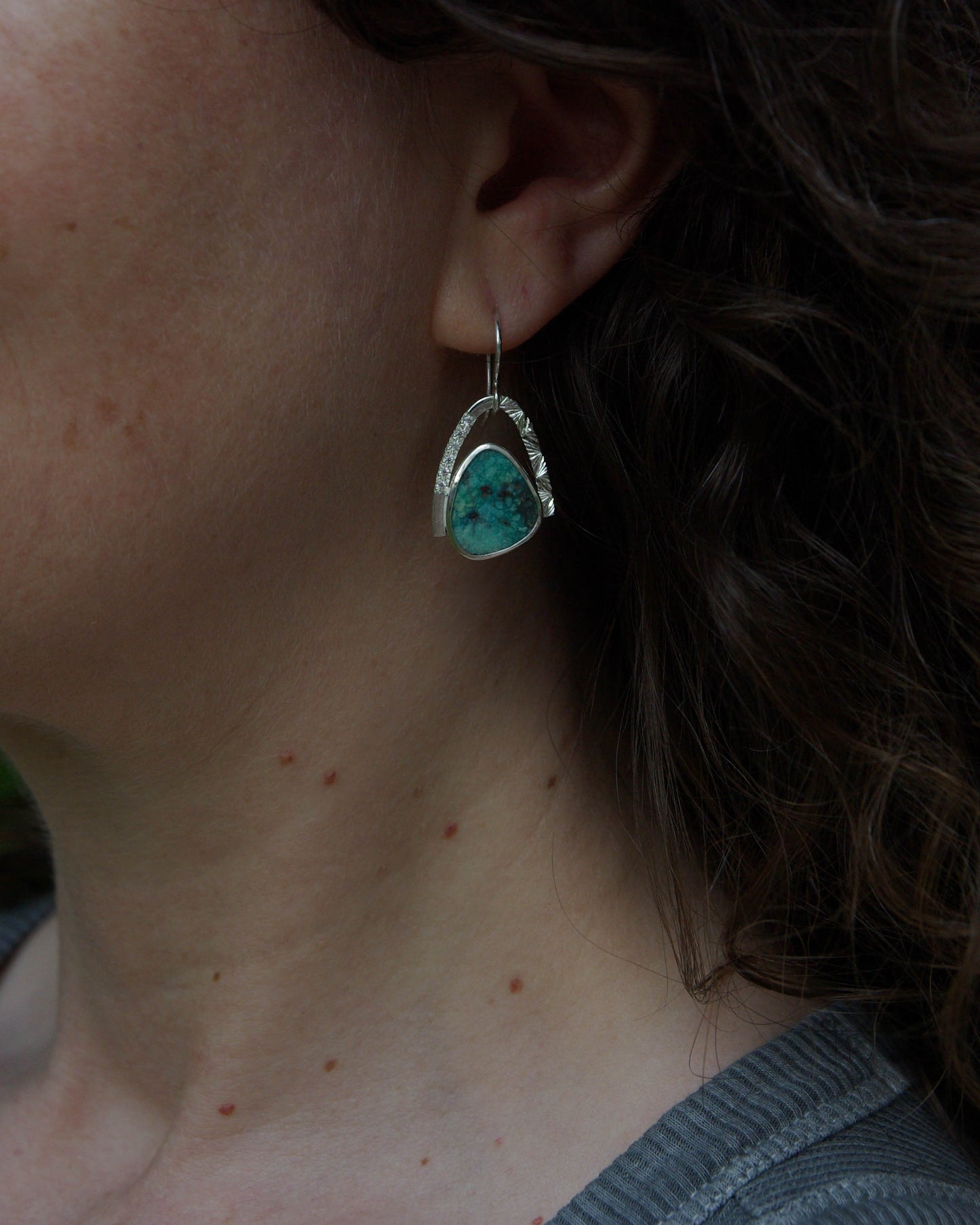 Boucles d’oreilles Turquoise Triangulaire – Argent 925, zirconiums et gravure