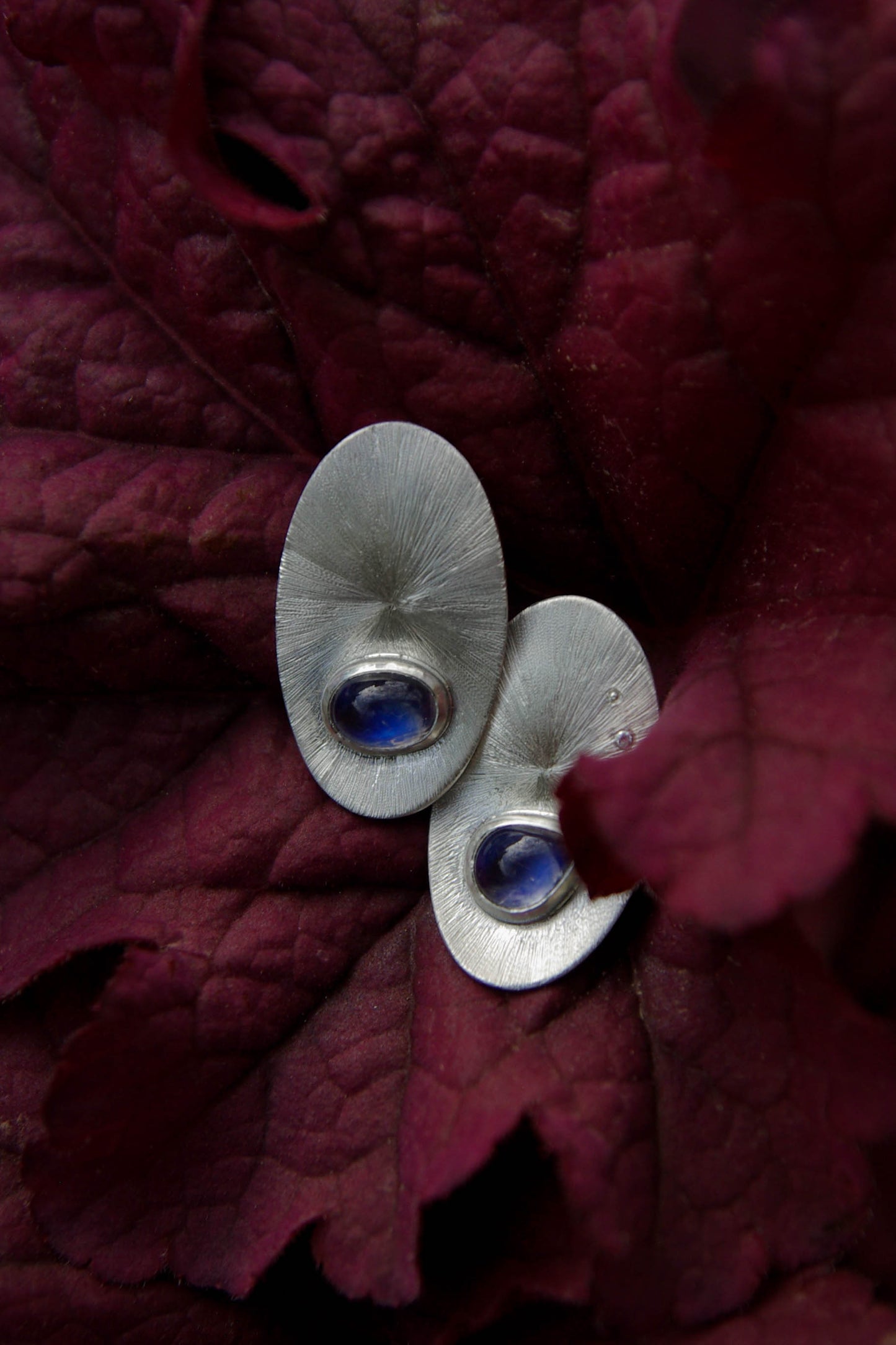 Boucles d'oreilles clous "Cosmos" en argent 925 avec pierres de lune et oxydes de zirconium