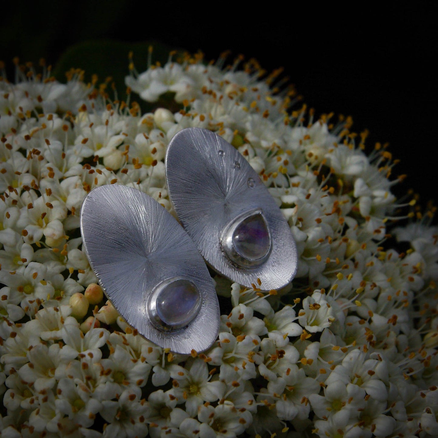 Boucles d'oreilles clous "Cosmos" en argent 925 avec pierres de lune et oxydes de zirconium