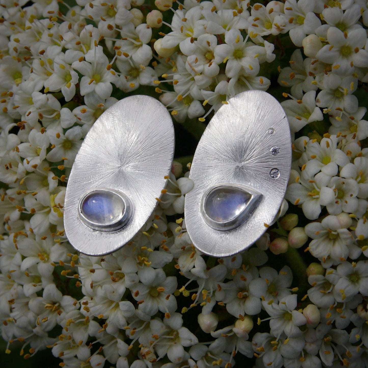 Boucles d'oreilles clous "Cosmos" en argent 925 avec pierres de lune et oxydes de zirconium