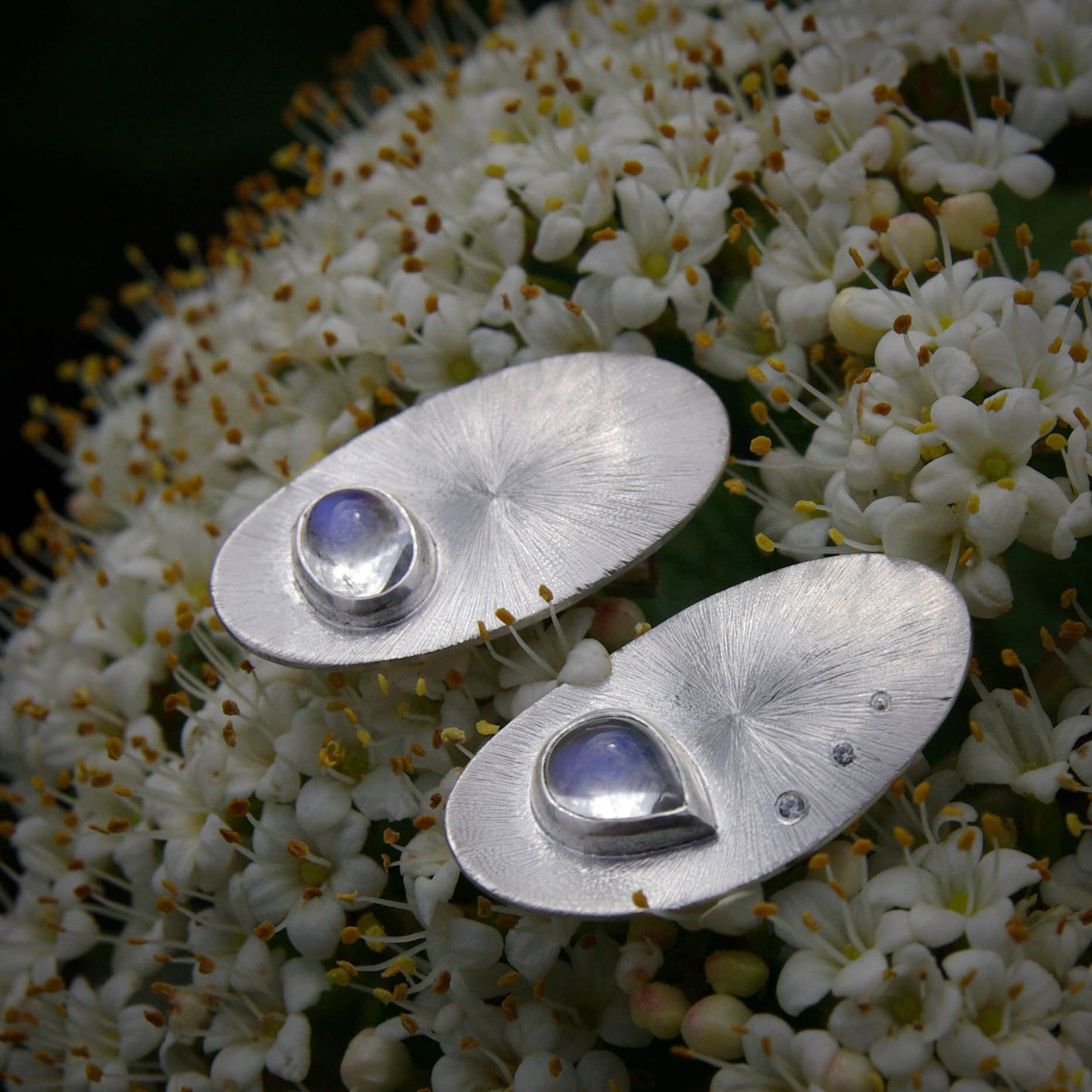 Boucles d'oreilles clous "Cosmos" en argent 925 avec pierres de lune et oxydes de zirconium
