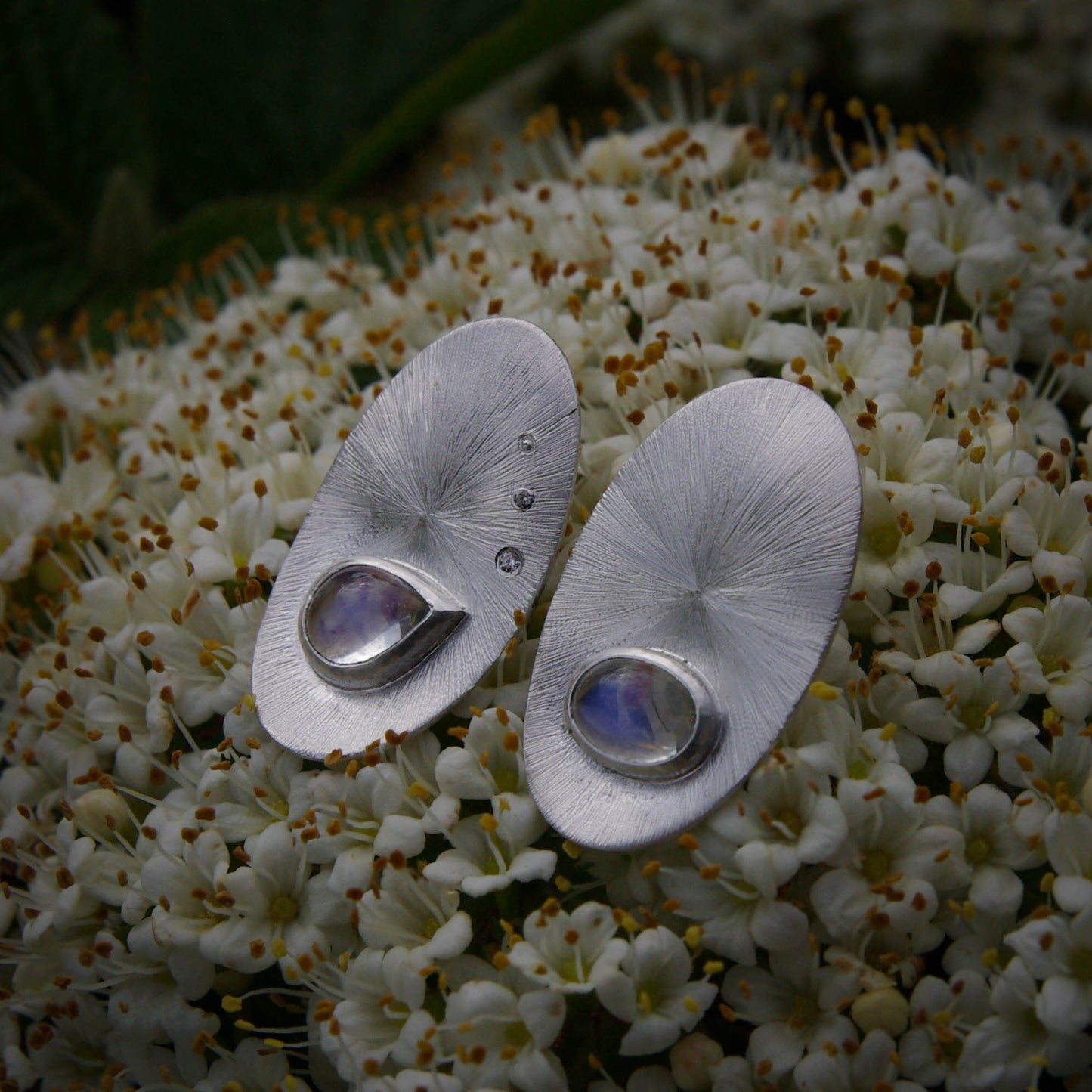 Boucles d'oreilles clous "Cosmos" en argent 925 avec pierres de lune et oxydes de zirconium