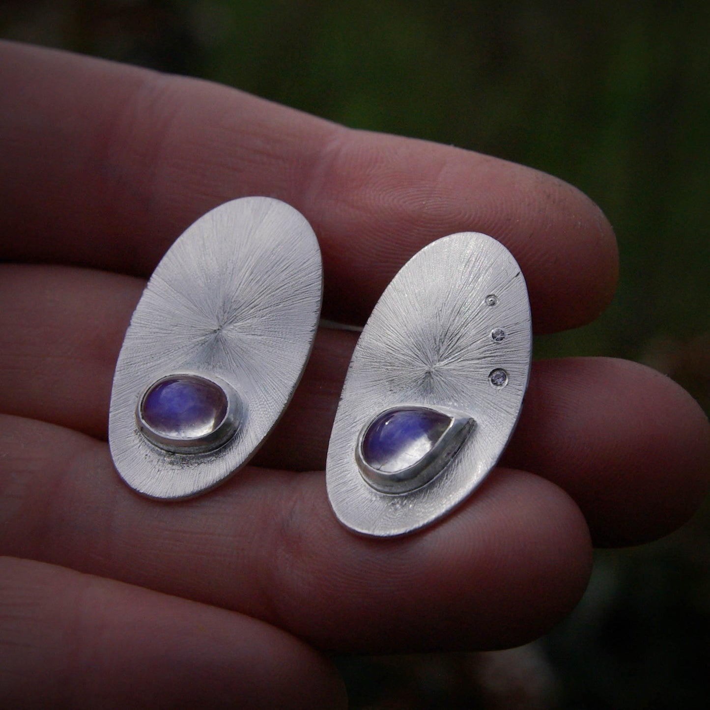 Boucles d'oreilles clous "Cosmos" en argent 925 avec pierres de lune et oxydes de zirconium