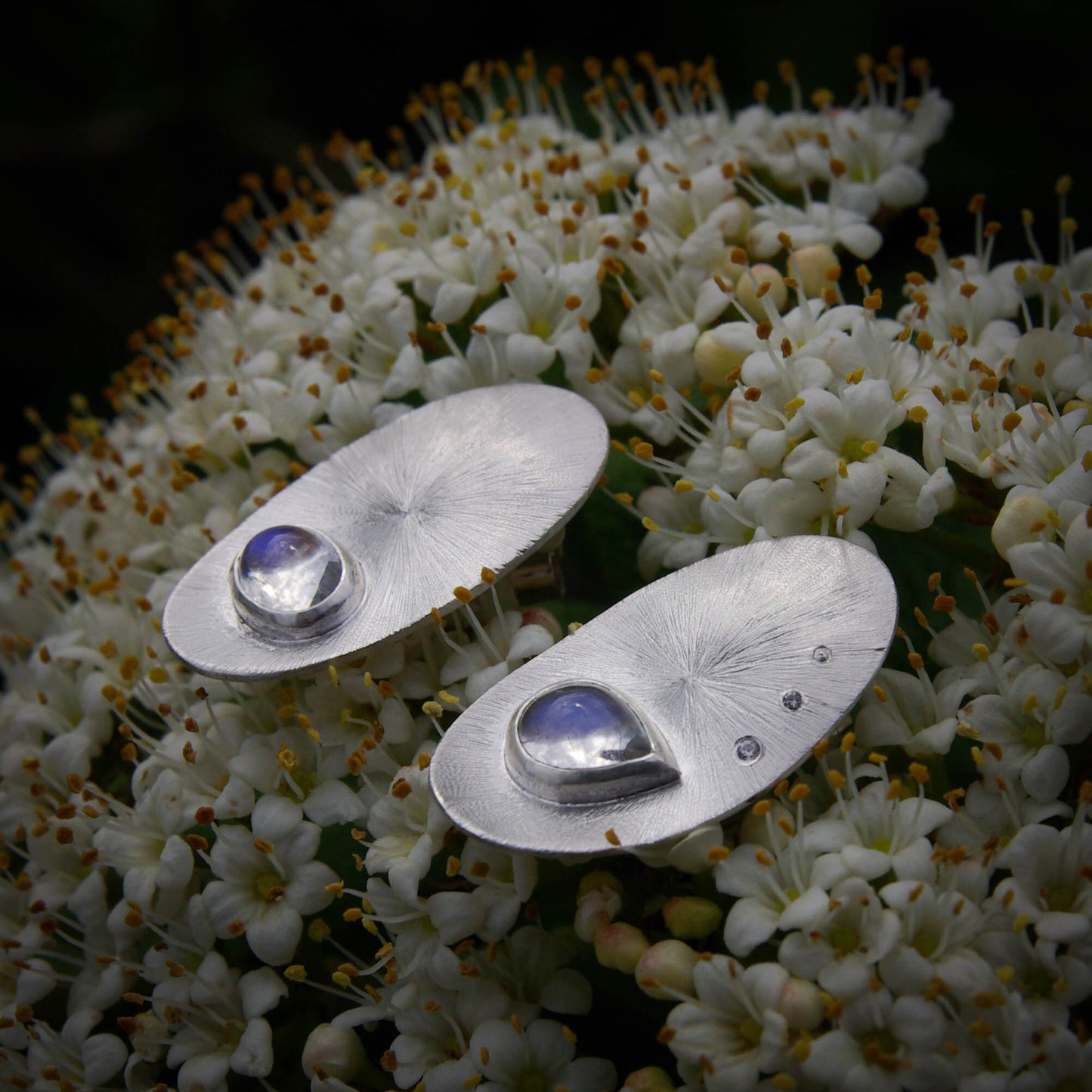 Boucles d'oreilles clous "Cosmos" en argent 925 avec pierres de lune et oxydes de zirconium