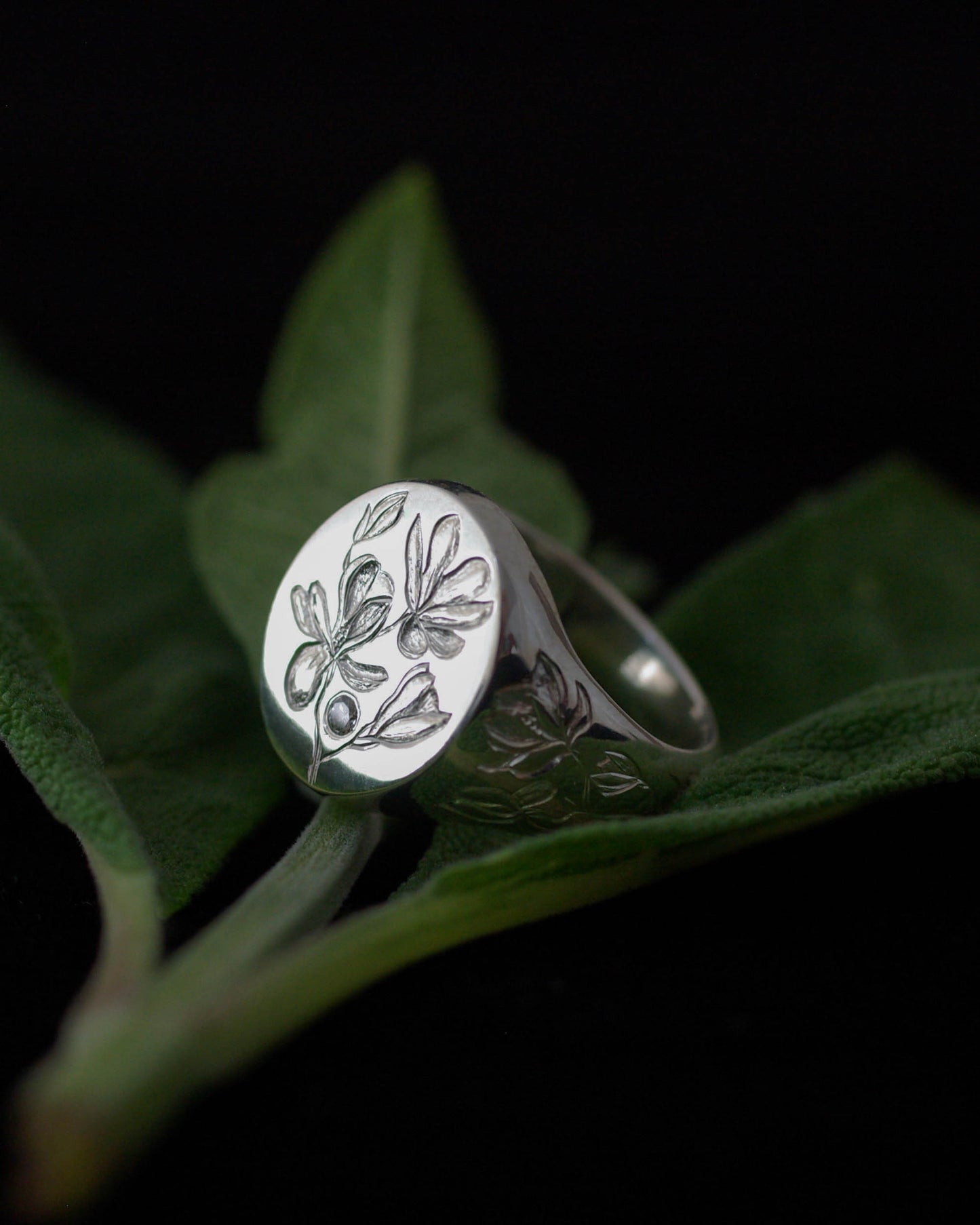 Chevalière femme en argent gravée de magnolias et diamant – Pièce unique 50 1/2 FR