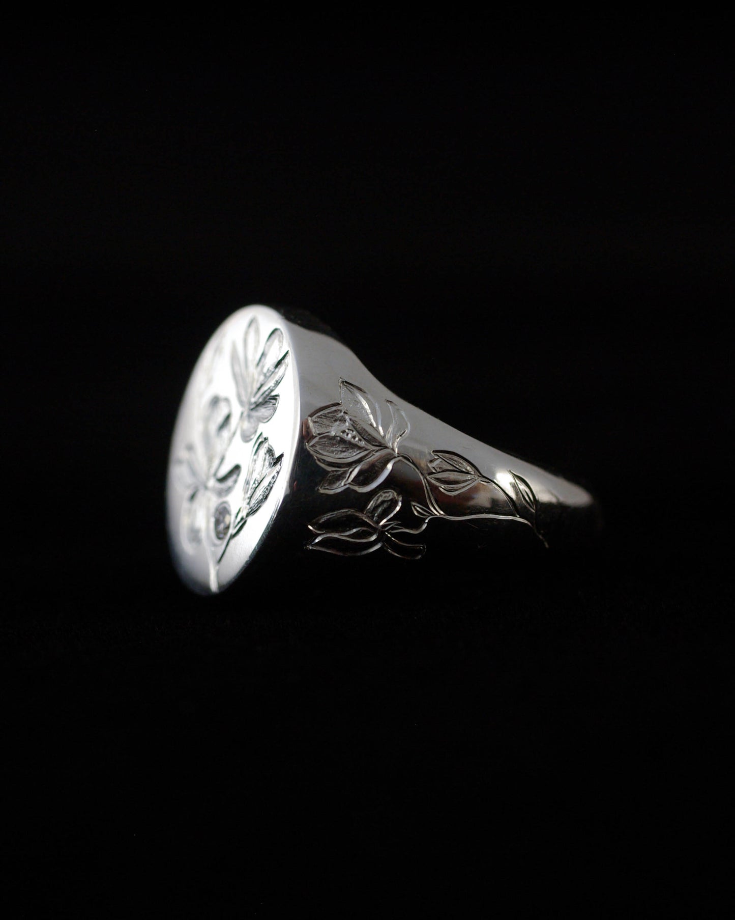 Chevalière femme en argent gravée de magnolias et diamant – Pièce unique 50 1/2 FR