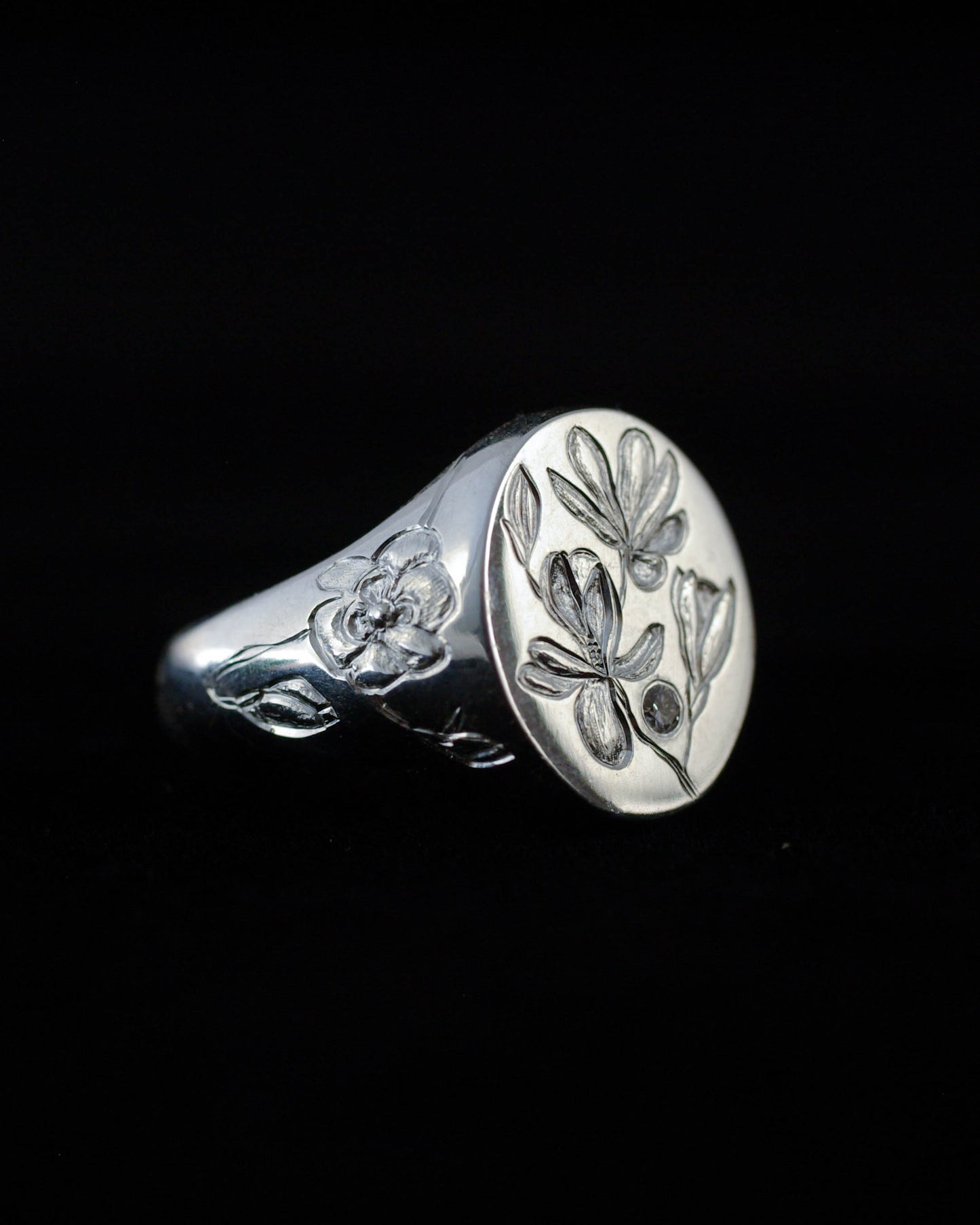 Chevalière femme en argent gravée de magnolias et diamant – Pièce unique 50 1/2 FR