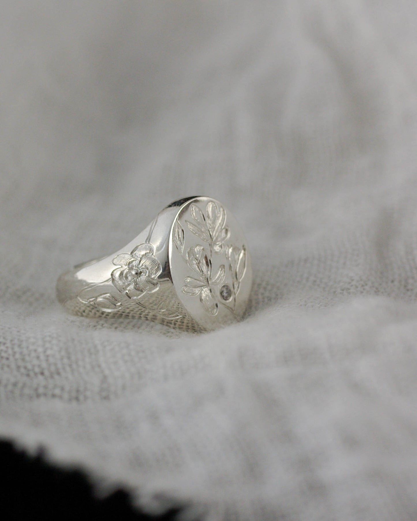 Chevalière femme en argent gravée de magnolias et diamant – Pièce unique 50 1/2 FR