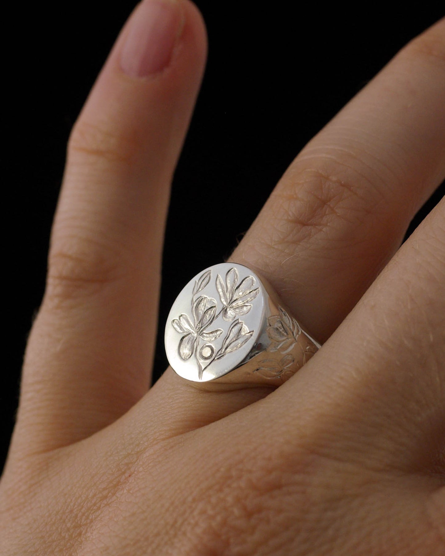 Chevalière femme en argent gravée de magnolias et diamant – Pièce unique 50 1/2 FR