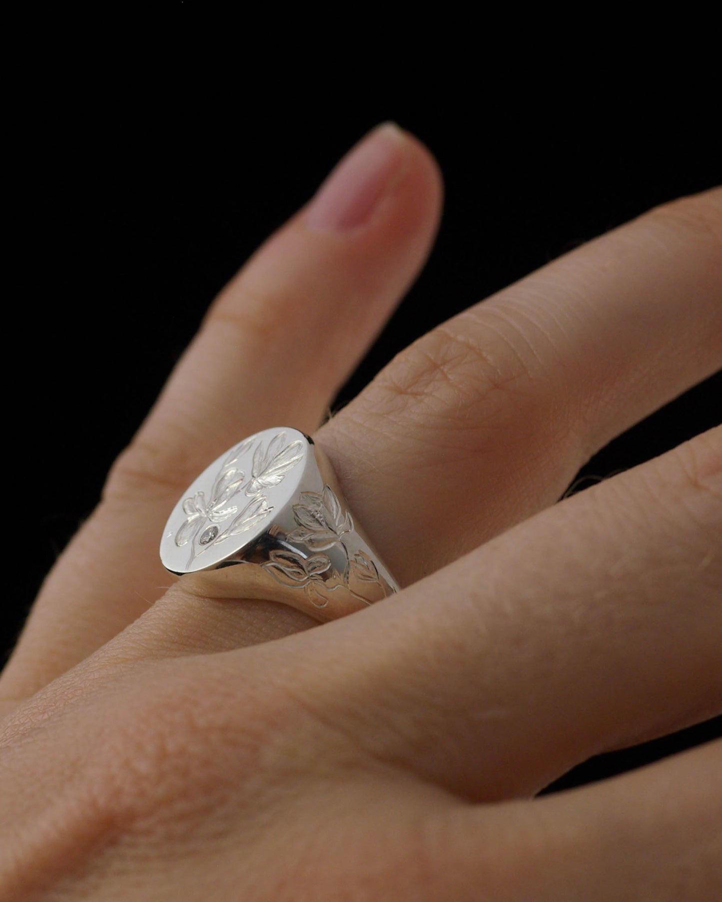 Chevalière femme en argent gravée de magnolias et diamant – Pièce unique 50 1/2 FR