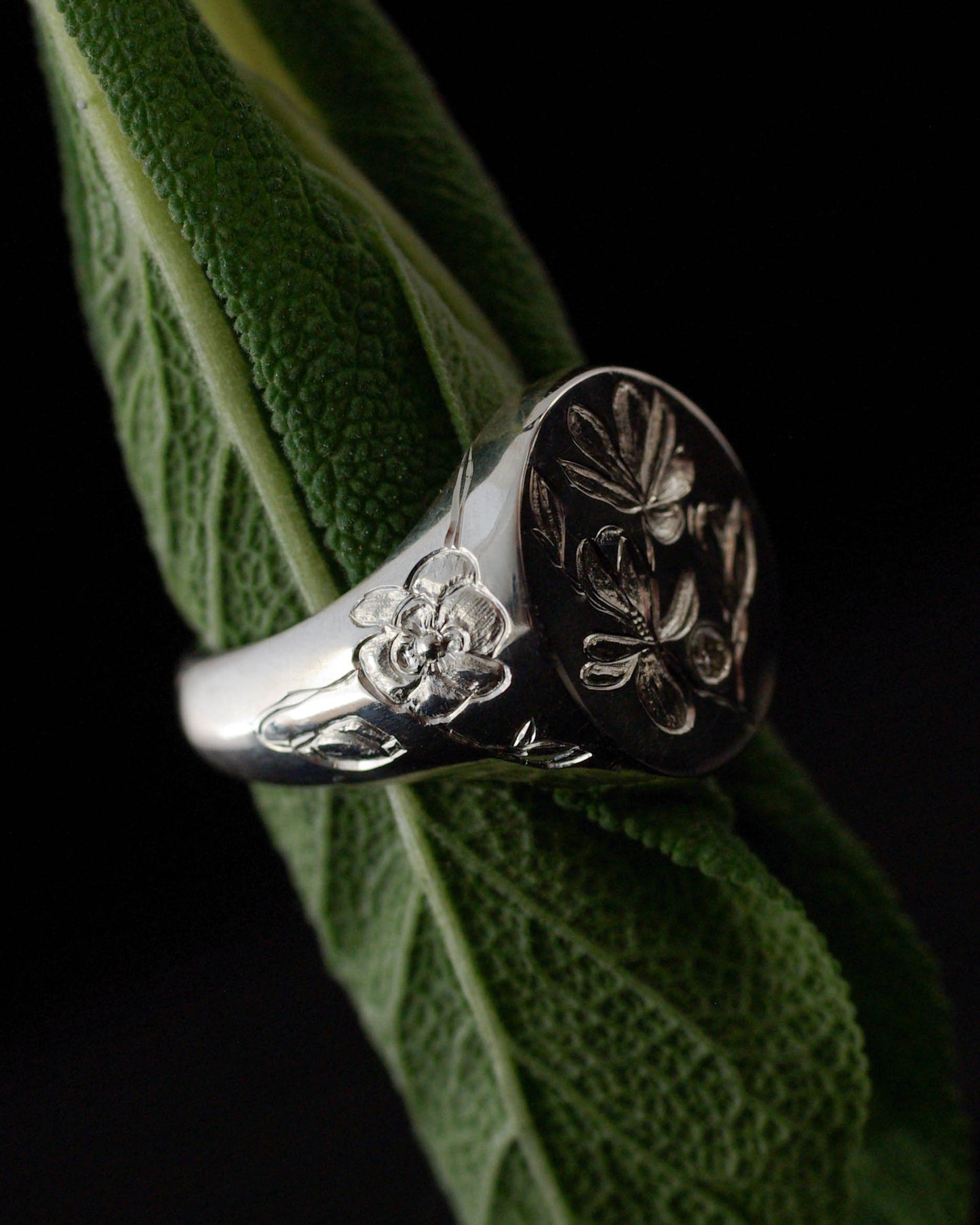 Chevalière femme en argent gravée de magnolias et diamant – Pièce unique 50 1/2 FR