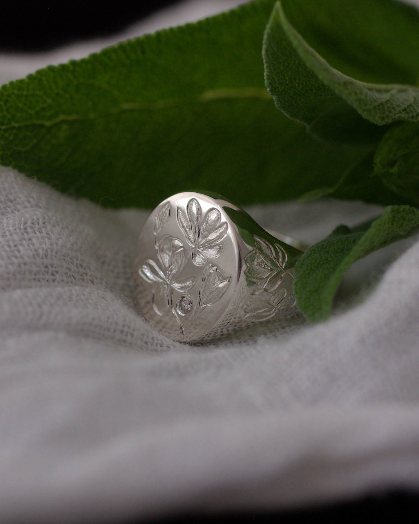 Chevalière femme en argent gravée de magnolias et diamant – Pièce unique 50 1/2 FR
