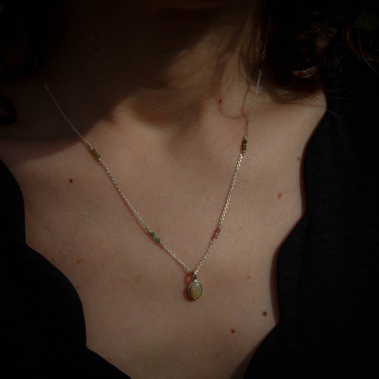 Pendentif "arc-en-ciel" en argent 925 avec opale et chaîne de perles de tourmaline